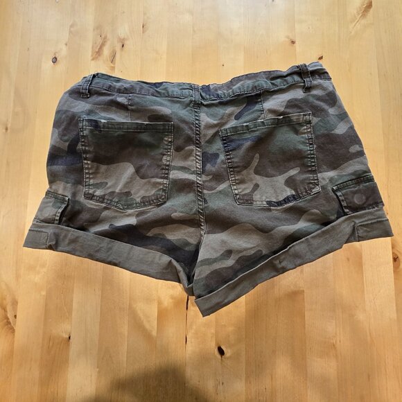 Time & Tru Shorts Stretch Camouflage Camo Womens Size 12 - Picture 3 of 5